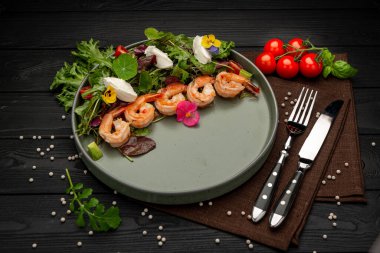 Karides, avokado, domates vişneli ve krem peynirli taze yaz salatası.