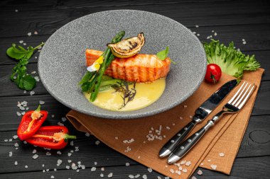 Peynir soslu ızgara somon bifteği ve kuşkonmaz.