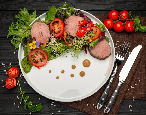 Барбекю сухой старый вагью entrecote говядины стейк с салатом и помидорами — стоковое фото