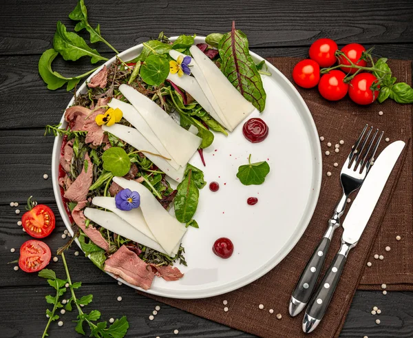 Olasz marhahús Tagliata saláta vadon termő rakétával, cseresznye paradicsommal és parmezán sajttal — Stock Fotó