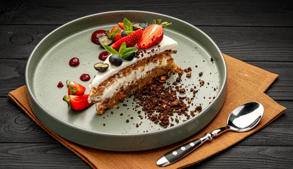 Carrot cake with cream cheese and berries on ceramic plate. — Stock Photo, Image