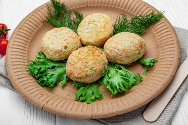 Kağıt tabakta kızarmış sebze pirzolası. Sağlıklı yiyecekler. fast food