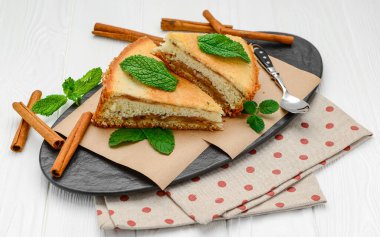 Beyaz arka planda elmalı pandispanya. Sağlıklı yemek.