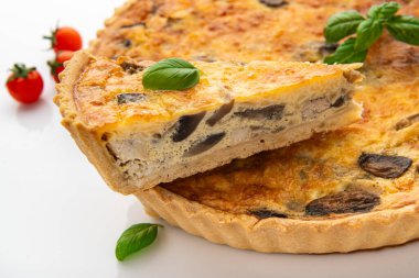 Peynirli mantarlı turta ve yaban mantarı. Mantarlı kiş. Sağlıklı yemek.