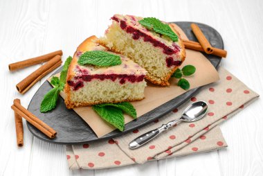 Kirazlı ve tarçınlı kek. Bir parça vişneli pasta.