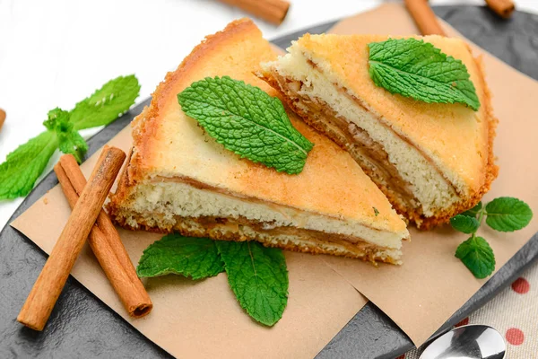 Beyaz arka planda elmalı pandispanya. Sağlıklı yemek.