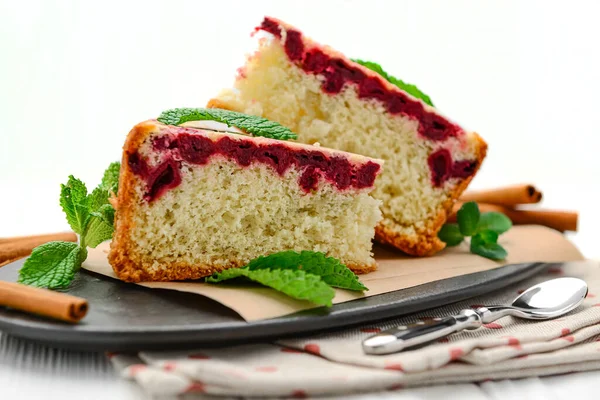 Kirazlı ve tarçınlı kek. Bir parça vişneli pasta.