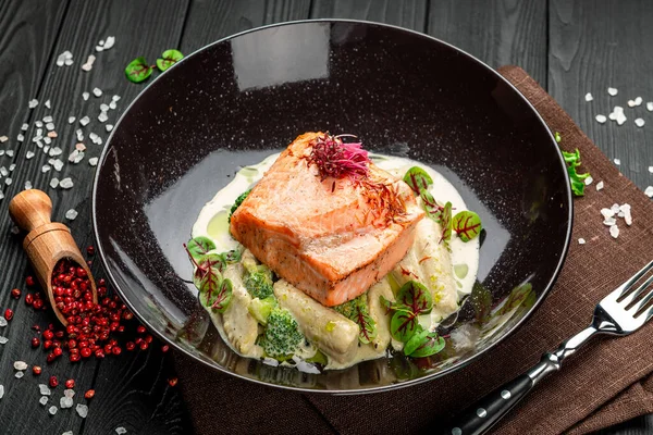 Gegrilde Zalmsteak Een Romige Saus Kleine Korenaren — Stockfoto