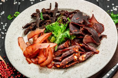 İnce dilimlenmiş jambon, dana eti, tavuk, domuz eti, sığır eti ve sosis ile et tabağı. Et Lezzeti Gurme Koleksiyonu