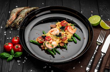 Karidesli omlet, havyar ve kuşkonmaz fasulyesi ve pastırmalı ızgara domates. Restoranda yemek servisi. Sağlıklı gıda konsepti