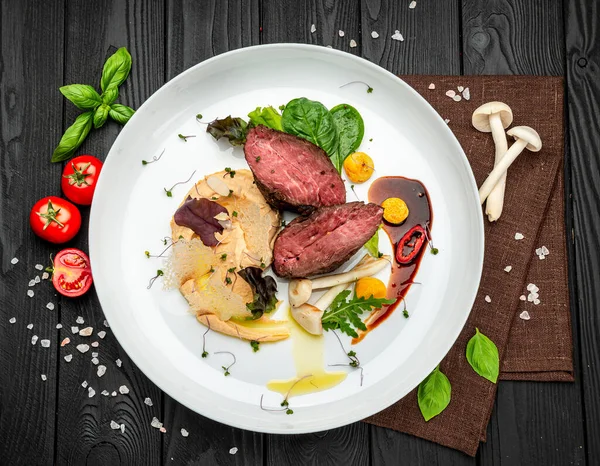 Salata ve humus ile dana madalyonu. Restoranda yemek servisi. Sağlıklı gıda konsepti. Menü için fotoğraf