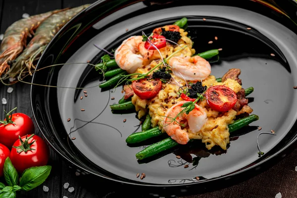 Tortilla Con Camarones Caviar Tomates Parrilla Sobre Una Cama Espárragos —  Fotos de Stock