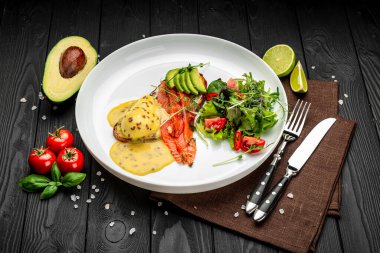 Füme somonlu haşlanmış yumurta ve çavdar ekmekli kızarmış ekmek. Sağlıklı yiyecekler. Menü için fotoğraf