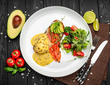 Füme somonlu haşlanmış yumurta ve çavdar ekmekli kızarmış ekmek. Sağlıklı yiyecekler. Menü için fotoğraf