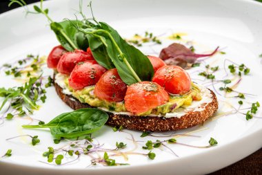 Krem peynirli nefis bruschetta, gluacomoli sosu ve vişneli domates. Restoranda yemek servisi. Sağlıklı gıda konsepti. Menü için fotoğraf