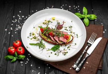 Taze sığır eti, krem peynir ve gluacomoli soslu Restoranda yemek servisi. Sağlıklı gıda konsepti. Menü için fotoğraf