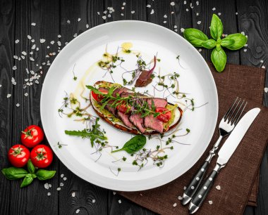 Taze sığır eti, krem peynir ve gluacomoli soslu Restoranda yemek servisi. Sağlıklı gıda konsepti. Menü için fotoğraf