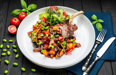 Tatlı bal jöleli ızgara domuz bifteği ve yeşil fasulyeli sebze güveci. Restoranda yemek servisi. Sağlıklı gıda konsepti. Menü için fotoğraf