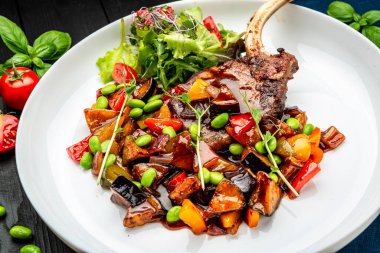 Tatlı bal jöleli ızgara domuz bifteği ve yeşil fasulyeli sebze güveci. Restoranda yemek servisi. Sağlıklı gıda konsepti. Menü için fotoğraf