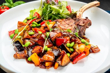 Tatlı bal jöleli ızgara domuz bifteği ve yeşil fasulyeli sebze güveci. Restoranda yemek servisi. Sağlıklı gıda konsepti. Menü için fotoğraf