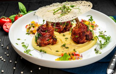 Domuz pastırmasına sarılı tavuk budu ve patates püresi sosu. Restoranda yemek servisi. Sağlıklı gıda konsepti. Menü için fotoğraf