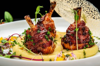 Domuz pastırmasına sarılı tavuk budu ve patates püresi sosu. Restoranda yemek servisi. Sağlıklı gıda konsepti. Menü için fotoğraf