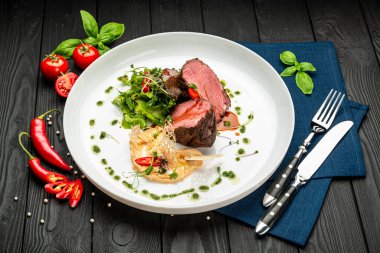 Salata ve humus ile dana madalyonu. Restoranda yemek servisi. Sağlıklı gıda konsepti. Menü için fotoğraf