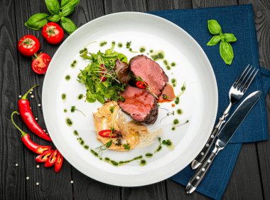 Salata ve humus ile dana madalyonu. Restoranda yemek servisi. Sağlıklı gıda konsepti. Menü için fotoğraf