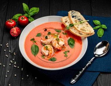 Lezzetli soğuk domates çorbası ya da karidesli gazpacho. Restoranda yemek servisi. Sağlıklı gıda konsepti. Menü için fotoğraf