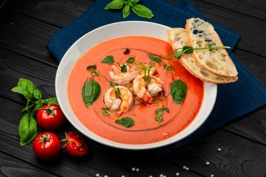 Lezzetli soğuk domates çorbası ya da karidesli gazpacho. Restoranda yemek servisi. Sağlıklı gıda konsepti. Menü için fotoğraf