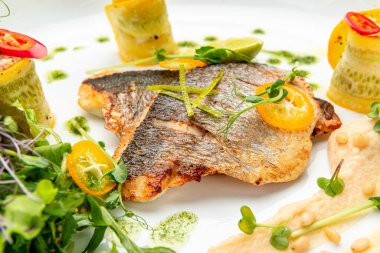 Salata ve humus ile dana madalyonu. Restoranda yemek servisi. Sağlıklı gıda konsepti. Menü için fotoğraf