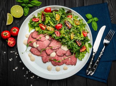 İtalyan mutfağı, Vitello Tonnato. Salata ve kremalı soslu buzlu dana eti. Restoranda yemek servisi. Sağlıklı gıda konsepti. Menü için fotoğraf