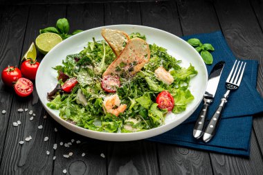 Karidesli taze sezar salatası. Restoranda yemek servisi. Sağlıklı gıda konsepti. Menü için fotoğraf