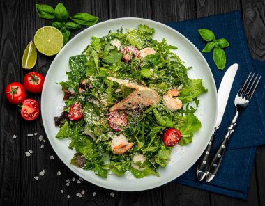 Karidesli taze sezar salatası. Restoranda yemek servisi. Sağlıklı gıda konsepti. Menü için fotoğraf