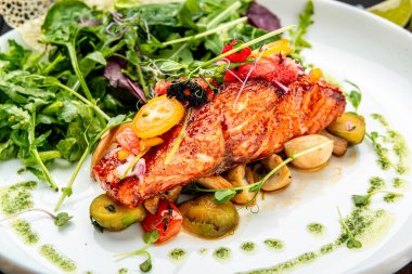 Sebzeli ızgara somon fileto. Restoranda yemek servisi. Sağlıklı gıda konsepti. Menü için fotoğraf