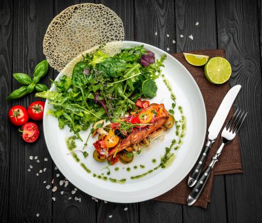 Sebzeli ızgara somon fileto. Restoranda yemek servisi. Sağlıklı gıda konsepti. Menü için fotoğraf