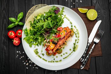 Sebzeli ızgara somon fileto. Restoranda yemek servisi. Sağlıklı gıda konsepti. Menü için fotoğraf