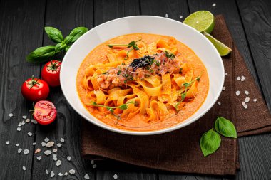 Somon tarçınlı makarna ve domates sosu, İtalyan yemeği. Restoranda yemek servisi. Sağlıklı gıda konsepti. Menü için fotoğraf