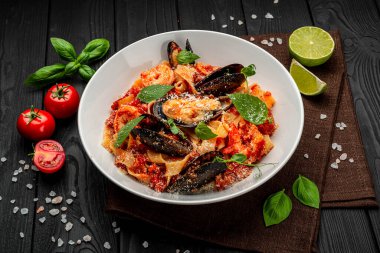 İtalyan deniz ürünleri spagetti makarna pescatore midyeli karides. Restoranda yemek servisi. Sağlıklı gıda konsepti. Menü için fotoğraf