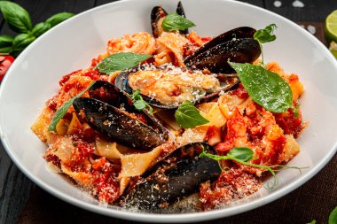 İtalyan deniz ürünleri spagetti makarna pescatore midyeli karides. Restoranda yemek servisi. Sağlıklı gıda konsepti. Menü için fotoğraf