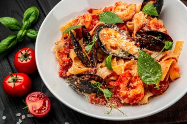 İtalyan deniz ürünleri spagetti makarna pescatore midyeli karides. Restoranda yemek servisi. Sağlıklı gıda konsepti. Menü için fotoğraf