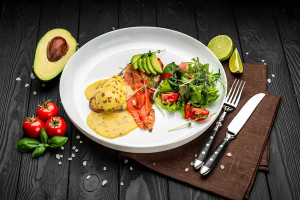 Füme somonlu haşlanmış yumurta ve çavdar ekmekli kızarmış ekmek. Sağlıklı yiyecekler. Menü için fotoğraf