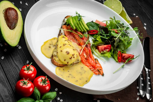 Füme somonlu haşlanmış yumurta ve çavdar ekmekli kızarmış ekmek. Sağlıklı yiyecekler. Menü için fotoğraf