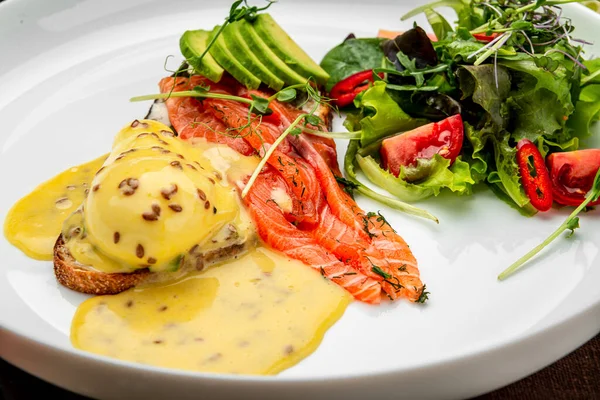 Füme somonlu haşlanmış yumurta ve çavdar ekmekli kızarmış ekmek. Sağlıklı yiyecekler. Menü için fotoğraf