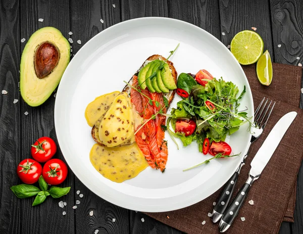 Füme somonlu haşlanmış yumurta ve çavdar ekmekli kızarmış ekmek. Sağlıklı yiyecekler. Menü için fotoğraf