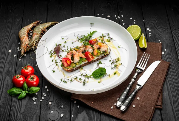 トマト グルアコモーリソースとブルスケッタ レストランで食事を提供しています 健康食品のコンセプト — ストック写真