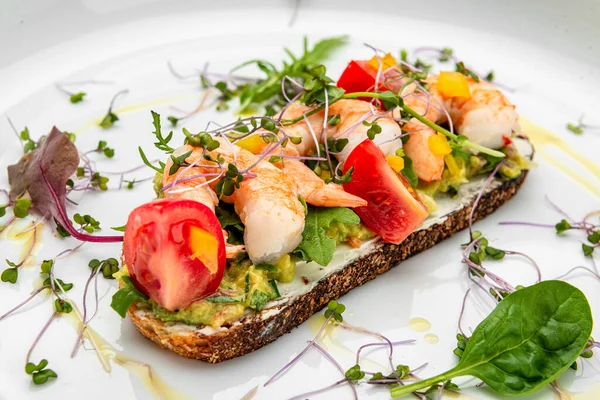 Bruschetta Met Garnalen Tomaten Gluacomoli Saus Eten Serveren Een Restaurant — Stockfoto