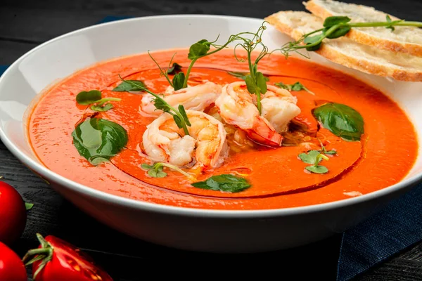Heerlijke Koude Tomatensoep Gazpacho Met Garnalen Eten Serveren Een Restaurant — Stockfoto