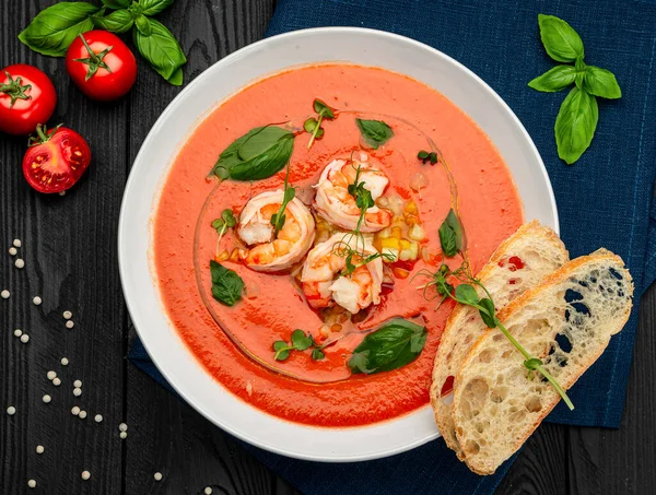 Lezzetli soğuk domates çorbası ya da karidesli gazpacho. Restoranda yemek servisi. Sağlıklı gıda konsepti. Menü için fotoğraf