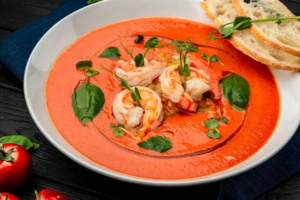 Lezzetli soğuk domates çorbası ya da karidesli gazpacho. Restoranda yemek servisi. Sağlıklı gıda konsepti. Menü için fotoğraf
